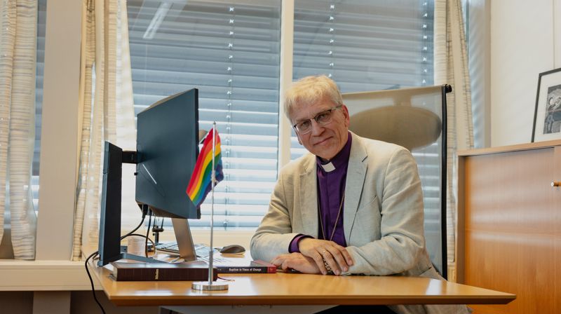 Preses Olav Fykse Tveit ynskjer at Den norske kyrkja skal vere ein trygg stad for skeive. Difor har han hatt eit regnbogeflagg på kontorpulten sin i juni.