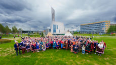 Deltakarene etter siste samling, foran lavvoane og Nordlyskatedralen Alta kyrkje. (Foto: Den norske kyrkje/Ørjan Marakatt)