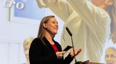 Statsråd Lene Vågslid på sitt første Kirkemøte (Foto: Kirkerådet)