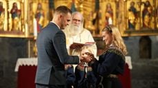 Eit av dagens over 400 par. Desse sa ja i Mariakirken i Bergen. Foto: Gyrid Cecile Nygaard