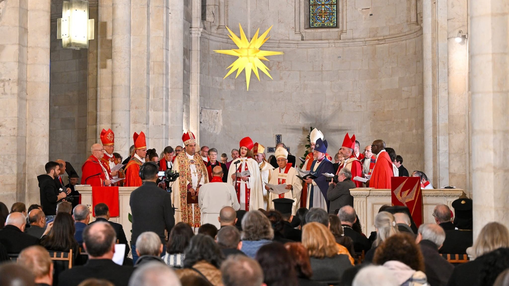 Søndag 11. januar ble Imad Haddad vigslet til ny biskop i ELCJHL. Flere fra Norge deltok i gudstjenesten, blant annet Oslo-biskop Sunniva Gylver og generalsekretær i Mellomkirkelig råd, Einar Tjelle. Foto: ELCJHL. 