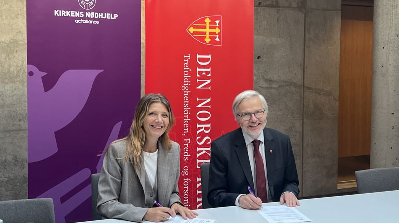 Generalsekretær i Kirkens Nødhjelp Anne-Cecilie Kaltenborn og leiar i Kyrkjerådet Harald Hegstad signerte avtalen. Seinare vil også preses Olav Fykse Tveit skrive under på avtalen.