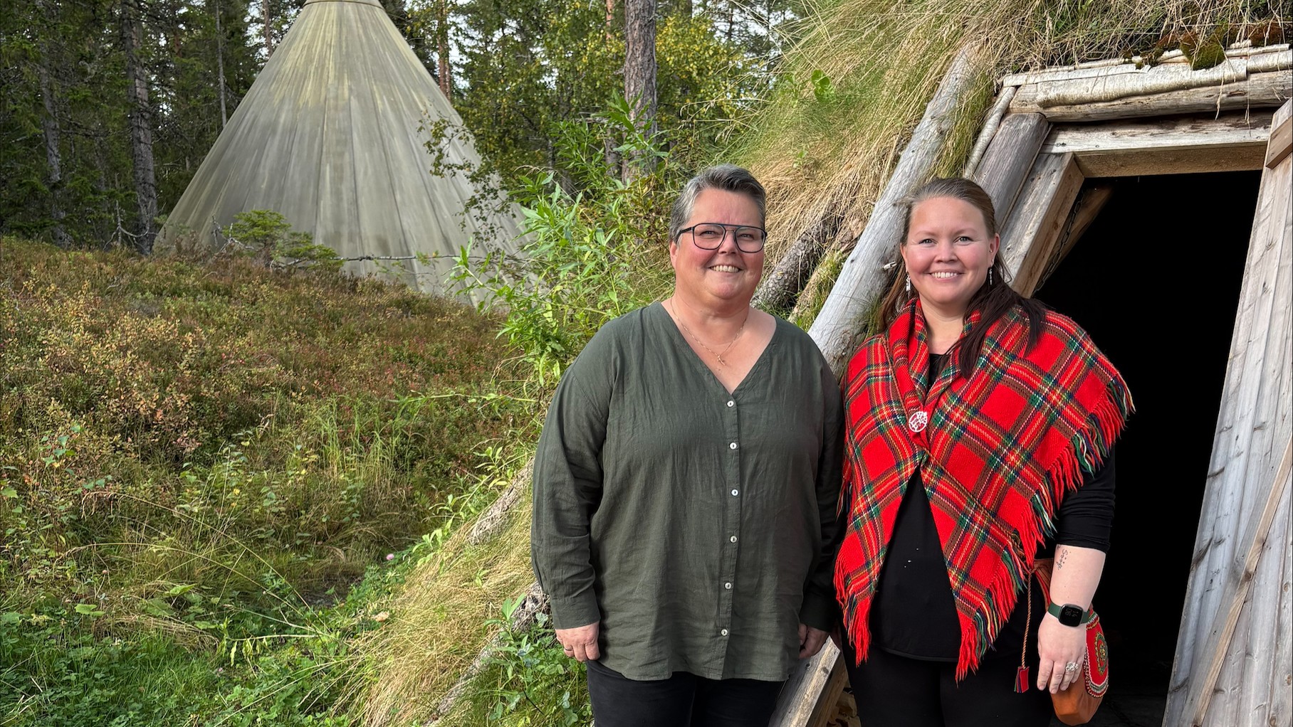 Kristine Sandmæl (leder i Mellomkirkelig råd) og May Bente Jønsson (leder i Samisk kirkeråd). Foto: Einar Tjelle / Den norske kirke. 