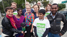 Kvelden før starten på FNs klimatoppmøte i Lima, Peru 1.-12. desember (COP 20), var unge representanter fra kristne miljøgrupperinger samlet. Christiana Figueres (til venstre) møtte ungdommene. Hun leder sekretariatet for FNs klimakonvensjon, og styrer prosessen frem til klimatoppmøtet i Paris i desember 2015. (Foto: LWF/Sean Hawkey)