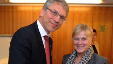 Generalsekretær i Kirkenes verdensråd Olav Fykse Tveit og kulturminister Thorhild Widvey på møte i Geneve 30. september 2014. Foto: Kirkenes verdensråd