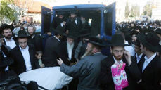 Fra begravelsen til et av ofrene for terrorangrepet 18. november, rabbi Moshe Twersky. (Foto: Marc Israel Sellem/The Jerusalem Post)