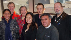 Urfolks representantene fra Kirkenes verdensråd under FNs verdenskonferanse om urfolk i New York 22.-23 september. Bakerst fra venstre står Tore Johnsen, generalsekretær i Samisk kirkeråd, og Anne Dalheim, leder for Samisk kirkeråd. Foto: Kirkenes verdensråd