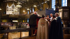 Håndspåleggelsen kjentes godt, fortalte Øygard etter vigslingen. (Foto: Astrid Thue Hanssen)