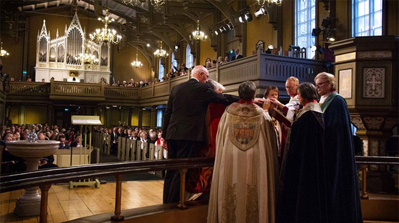 Håndspåleggelsen kjentes godt, fortalte Øygard etter vigslingen. (Foto: Astrid Thue Hanssen)