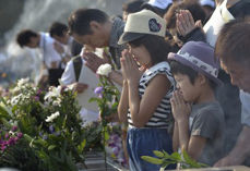 Deltakere under minnemarkeringen i Hiroshima 6. august ba for de etterlatte og et forbud mot atomvåpen. Foto: Paul Jeffrey/Kirkenes verdensråd