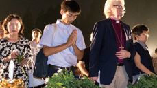 Biskop Tor B. Jørgensen, Sør-Hålogaland bispedømme, under en minneseremoni etter atombomben i Nagasaki. Foto: Kirkenes verdensråd/Johannes Minkus