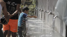 Kirkens Nødhjelp hjelper mennesker på flukt fra krig og nød. Organisasjonen sørger blant annet for forsyninger av rent vann, her i Serbia. Foto: ACT Alliance.