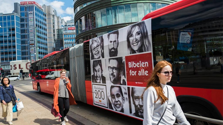 Det Norske Bibelselskap gjør Bibelen synlig i Oslos gater i anledning sitt 200-års jubileum i mai. Store plakater på busser og trikker er en del av satsingen. (Foto: Erlend Berge/VL).