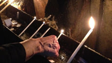 Lys tennes i Fødselskirken i Betlehem. Foto: Kirkerådet