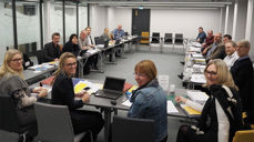 Fra sluttføringen av forhandlingene 29. november. Organisasjonene som er representert på bildet: KA, Presteforeningen, Fagforbundet, Utdanningsforbundet, Akademikerne, MFO, Samfunnsviterne, Delta, Diakonforbundet, Akademikerforbundet, KUFO og Parat.