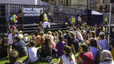 Klimapilegrimer var samlet foran Stortinget til felles kamp for miljøet. (Foto: James Anaquad Kleinert)