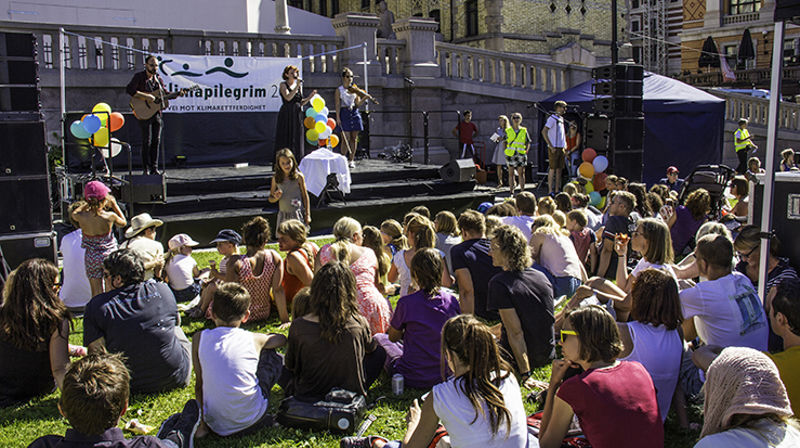 Klimapilegrimer var samlet foran Stortinget til felles kamp for miljøet. (Foto: James Anaquad Kleinert)