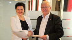 Berit Rongsjord, daglig leder i Tet Telemark og direktøren i Kirkerådet Jens-Petter Johnsen etter kontraktundertegnelsen 18. mars.