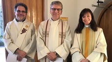 Generalsekretær i Kirkenes verdensråd Olav Fykse Tveit heldt preika under gudstenesta i Ås kyrkje 1. januar. Her saman med prost Hege Fagermoen og diakon Atle Eikeland (til venstre). Foto: Linda Janson-Haddal/Ås kyrkje.