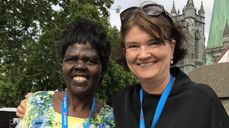 Agnes Aboum sammen med Mellomkirkeligs råds generalsekretær Berit Hagen Agøy, med Nidarosdomen i bakgrunnen. (Foto: Olav Svanholm, Nidaros bispedømme)