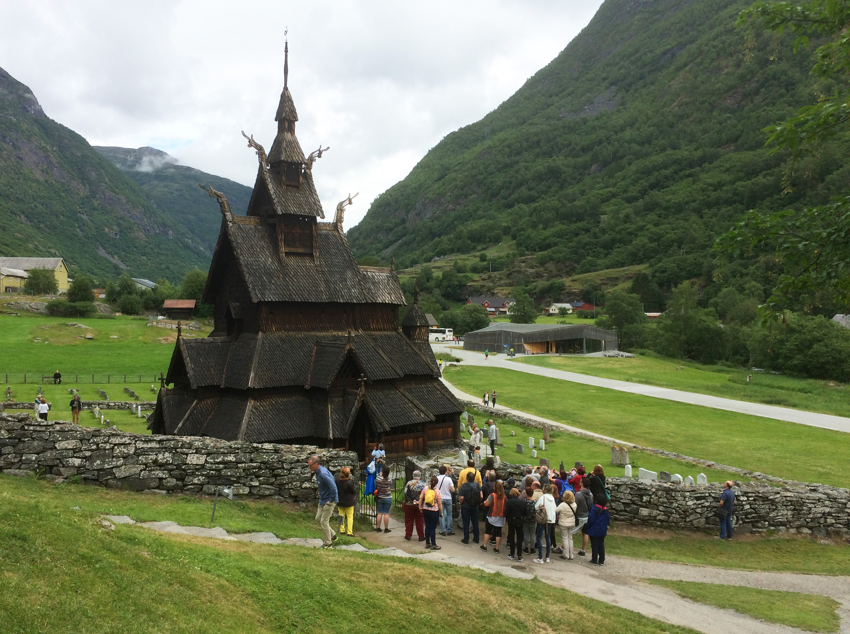 Borgund stavkirke i Lærdal er på grensen til å være for populær. (Foto: Vidar Alne Paulsen, Fortidsminneforeningen)
