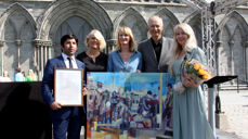 Prisutdeler og prisvinnere foran Vestfronten på Nidarosdomen. (Foto: Frøydis Indgjerdingen/Norske kirkeakademier)