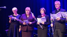 Opp på scenen for å synge "Gud er en borg", fra venstre Raaum, Solberg, Byfuglien og Junge. (Foto: Kirkerådet)