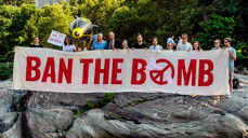 Demonstranter fra ICAN (International Campaign to Abolish Nuclear Weapons) i New York’s Central Park forrige uke. (Foto: ICAN)