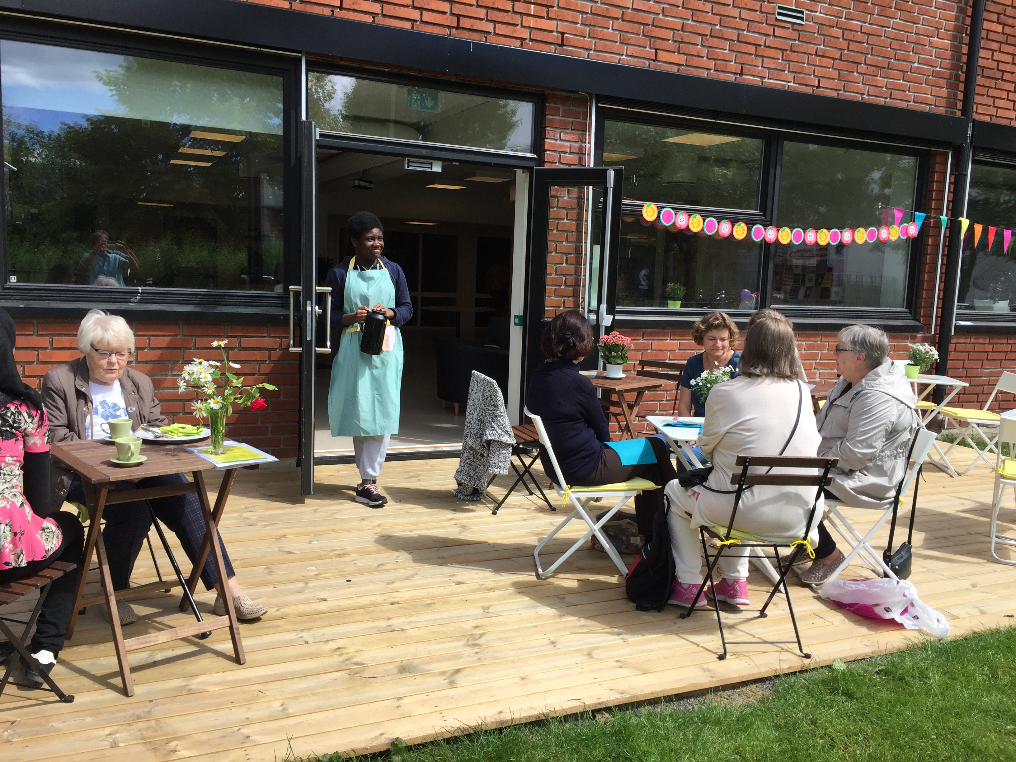 Sommerkafeen holder til på Stovner frivillighetssentral, på plattingen utenfor Fossum kirke. Alle foto: Liv Bergh, diakon i Den norske kirke