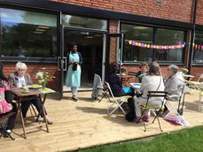 Sommerkafeen holder til på Stovner frivillighetssentral, på plattingen utenfor Fossum kirke. Alle foto: Liv Bergh, diakon i Den norske kirke