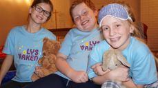 Viktoria Wahlberg Norman, Håkon Gudjonsson og Christine Aarsland Navestad var blant de 16 barna som overnattet i Gressvik kirke, og lærte kirkelyden å synge Lys våken-sangen under gudstjenesten dagen etter. (Foto: Per Helge Seglsten)