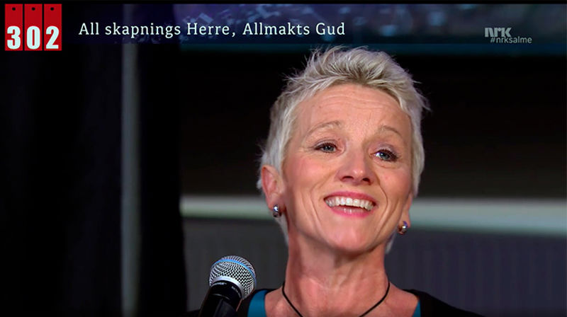 Skjermkopi fra NRK’s "Salmeboka minutt for minutt" - Salmen fremføres av gruppen Vadested med Siri Nordli Leirvik som solist.