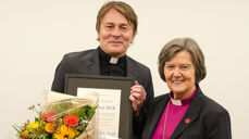 Synstolkning foto: Nils Terje Andersen sammen med preses i Bispemøtet Helga Haugland Byfuglien ved tildelingen av Olavstipendet for 2018. Foto: Hege Flo Øfstaas