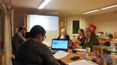 Her jobbes det intenst i Kautokeino med de utvalgte tekstene i stadig mer moderne samisk språkdrakt. (Foto: Samisk kirkeråd)