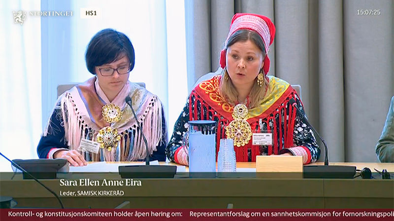 Generalsekretær Risten Turi Aleksandersen (til venstre) og leder Sara Ellen Anne Eira i Samisk kirkeråd under høringen i Stortingets Kontroll- og konstitusjonskomite 15. mai. (Foto: Skjermkopi fra stortinget.no)