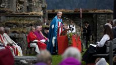 Biskop Halvor Nordhaug preker i klosterruinene på øya Selja i Bjørgvin Bispedømme. Foto: Magnus Skrede