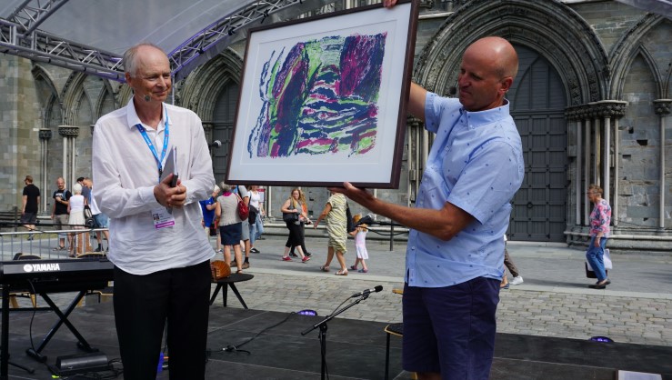 Prisen ble overrakt av Kjell Yngve Riise, til Tor Sørby, daglig leder i Moss menighet. (Foto: Kirkerådet)