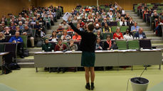 Rapporten ble presentert for deltakerne på erfaringskonferansen. (Foto: Kirkerådet)