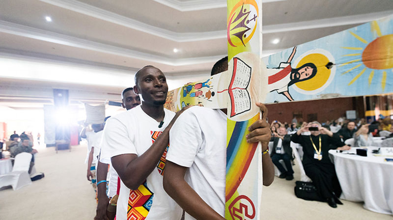 Korsbæring i det internasjonale og økumeniske fellesskapet i Arusha. (Foto: Albin Hillert, Kirkenes verdensråd)