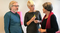 En pausesamtale under Kirkerådets møte om opplegget for høring om utkast til ny kirkeordning. Fra venstre: Nestleder i Kirkerådet, Harald Hegstad, leder i Kirkerådet Kristin Gunleiksrud Raaum og preses i Bispemøtet, Helga Haugland Byfuglien.