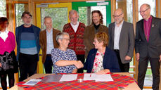 Rektor ved VID Ingunn Moser og direktør i Kirkerådet Ingrid Vad Nilsen signerte avtalen om virksomhetsoverdragelse. På bildet, fra venstre: Terese Bue Kessel, Roald Kristiansen, Espen Dahl, Ingunn Moser, Kjell Magne Mælen, Tomas Sundnes Drønen, Ingrid Vad Nilsen, Bernd Krupka, og biskop Olav Øygard, styreleder, Kirkelig utdanningssenter nord. (Foto: Stine Solli Teigen)