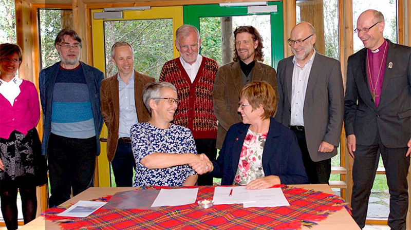 Rektor ved VID Ingunn Moser og direktør i Kirkerådet Ingrid Vad Nilsen signerte avtalen om virksomhetsoverdragelse. På bildet, fra venstre: Terese Bue Kessel, Roald Kristiansen, Espen Dahl, Ingunn Moser, Kjell Magne Mælen, Tomas Sundnes Drønen, Ingrid Vad Nilsen, Bernd Krupka, og biskop Olav Øygard, styreleder, Kirkelig utdanningssenter nord. (Foto: Stine Solli Teigen)