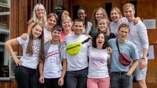 Hovedkomiteen til OD og to palestinske gjester. Bak f.v: Hannah Mørtl, Saida Tufa, Sandra Butoyi, Maria Kårstad Sunde, Marthe Haukås Bakke, Elias Lont. Midten f.v: Jens Øygarden Ingebrigtsen, Frida Jøraholmen Andresen (OD-leder), Thea Leirvik. Foran f.v: Siril Ræstad, Mohammed Al Saada (East Jerusalem YMCA), Viktor da Silva, Amany Abuawad (YWCA Palestine), Sigurd Norderval. Hovedkomiteen består av 12 ungdommer som alle tidligere har vært engasjert i OD og som gjennom hele høsten jobber frivillig på hovedkontoret frem mot årets OD-dag, 1. november. De jobber med årets aksjon og følger opp alle distriktene. Foto: Operasjon Dagsverk.