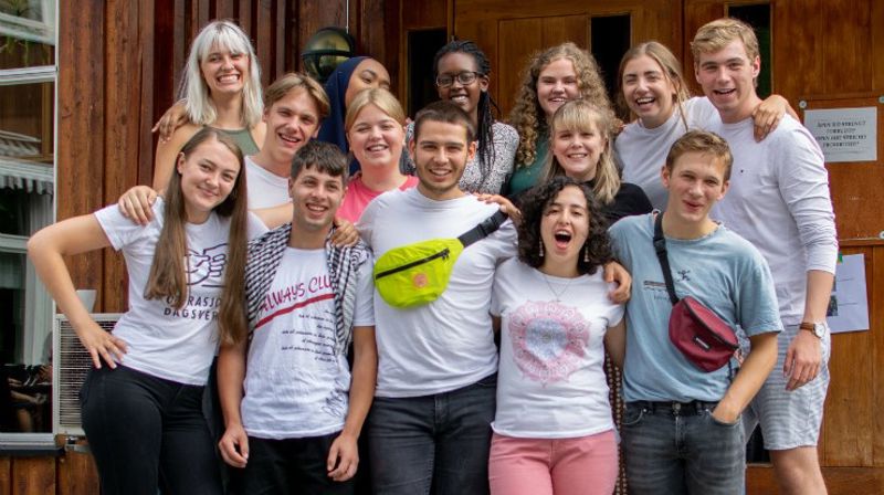 Hovedkomiteen til OD og to palestinske gjester. Bak f.v: Hannah Mørtl, Saida Tufa, Sandra Butoyi, Maria Kårstad Sunde, Marthe Haukås Bakke, Elias Lont. Midten f.v: Jens Øygarden Ingebrigtsen, Frida Jøraholmen Andresen (OD-leder), Thea Leirvik. Foran f.v: Siril Ræstad, Mohammed Al Saada (East Jerusalem YMCA), Viktor da Silva, Amany Abuawad (YWCA Palestine), Sigurd Norderval. Hovedkomiteen består av 12 ungdommer som alle tidligere har vært engasjert i OD og som gjennom hele høsten jobber frivillig på hovedkontoret frem mot årets OD-dag, 1. november. De jobber med årets aksjon og følger opp alle distriktene. Foto: Operasjon Dagsverk.