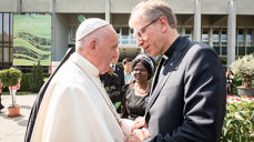Pave Frans og generalsekretær Olav Fykse Tveit i Kirkenes verdensråd utenfor det økumeniske senteret i Geneve 21. juni. I bakgrunnen Dr Agnes Abuom, leder av Kirkenes verdensråds sentralkomite. (Foto: Albin Hillert / WCC)