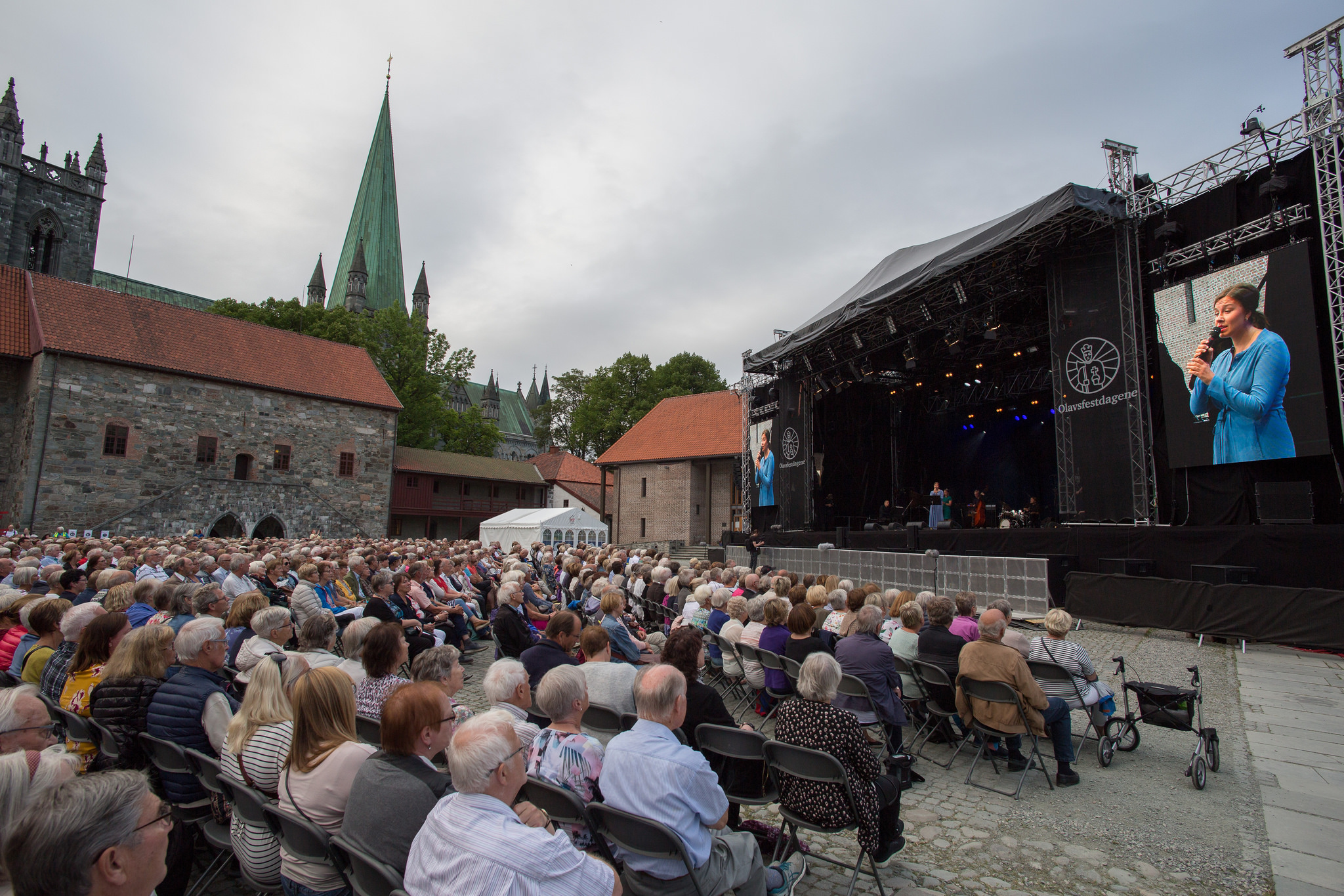Salmekveld med ulike artister, her er det Marthe Wang som er på scenen i Borggården (Foto: Tormod Kjendsli/Olavsfestdagene)