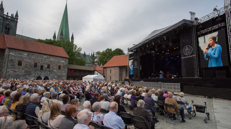 Salmekveld med ulike artister, her er det Marthe Wang som er på scenen i Borggården (Foto: Tormod Kjendsli/Olavsfestdagene)