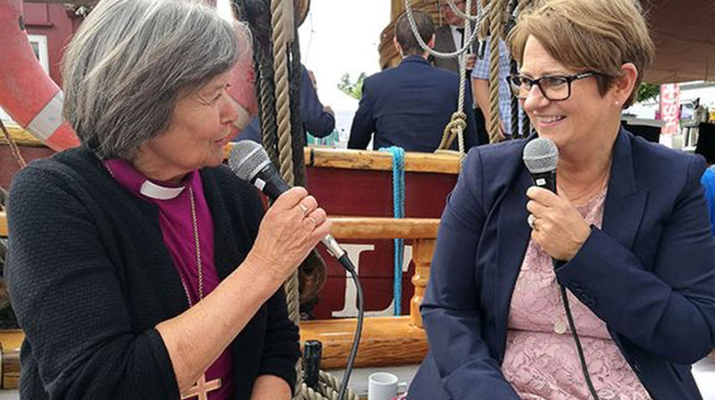 Stortingspresident Tone Wilhelmsen Trøen (til høyre) møtte 14. august preses i Bispemøtet, Helga Haugland Byfuglien til en samtale om bord på Kirkeskipet under Arendalsuka.