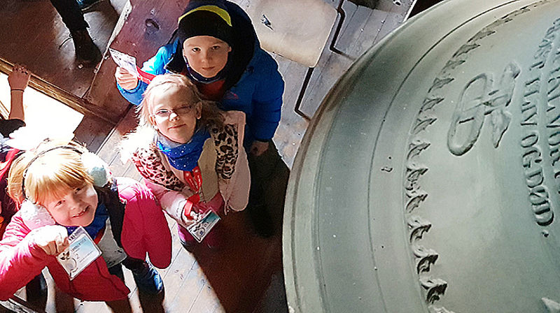 Victoria, Sofie og Matthäus nådde helt til topps i Sarpsborg kirke. - Det var litt skummelt å gå i de bratte trappene, innrømmer Matthäus. - Men jeg turte det!