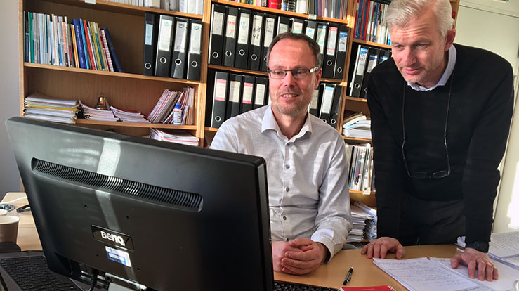 Avdelingsdirektør i Kirkerådets avdeling for kirkeordning, Ole Inge Bekkelund (til venstre) og seniorrådgiver Jørund Østland Midttun leser for tiden høringsuttalelser om ny kirkeordning.